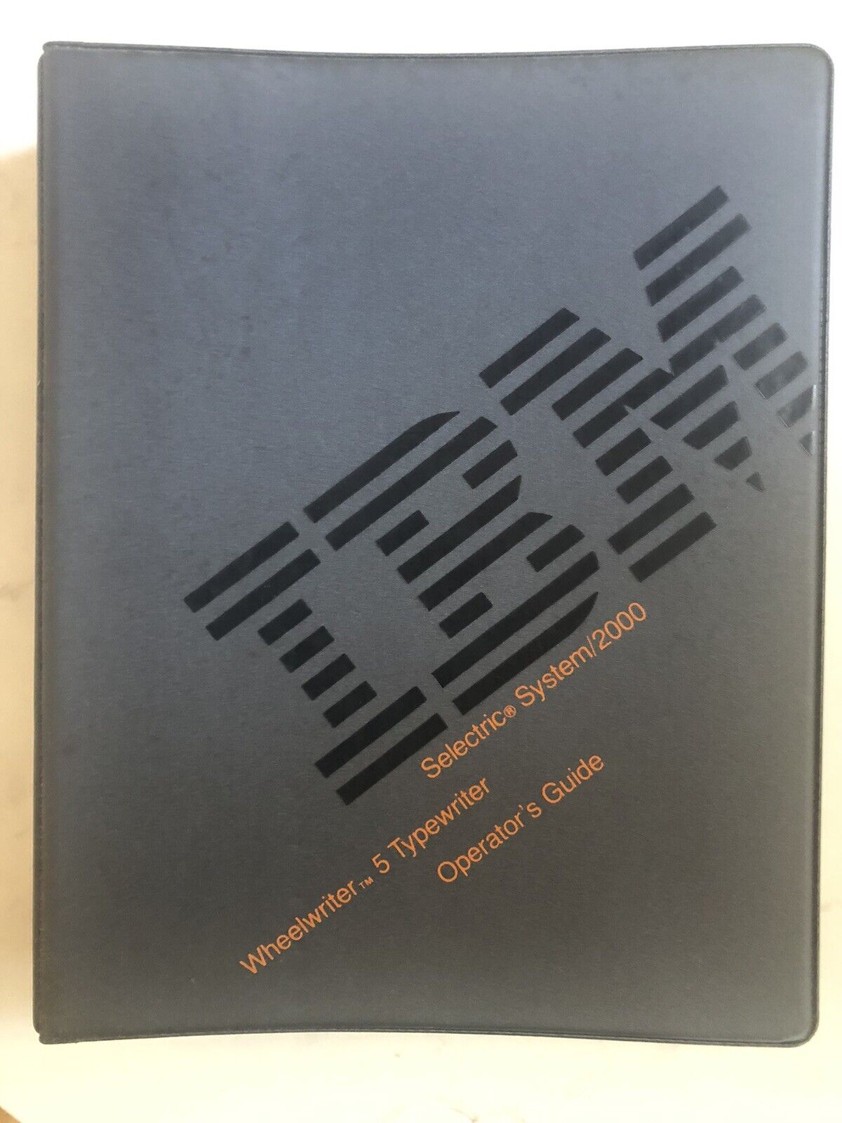 IBM Selectric System 2000 Operator’s Guide, 1984. Binder firmat