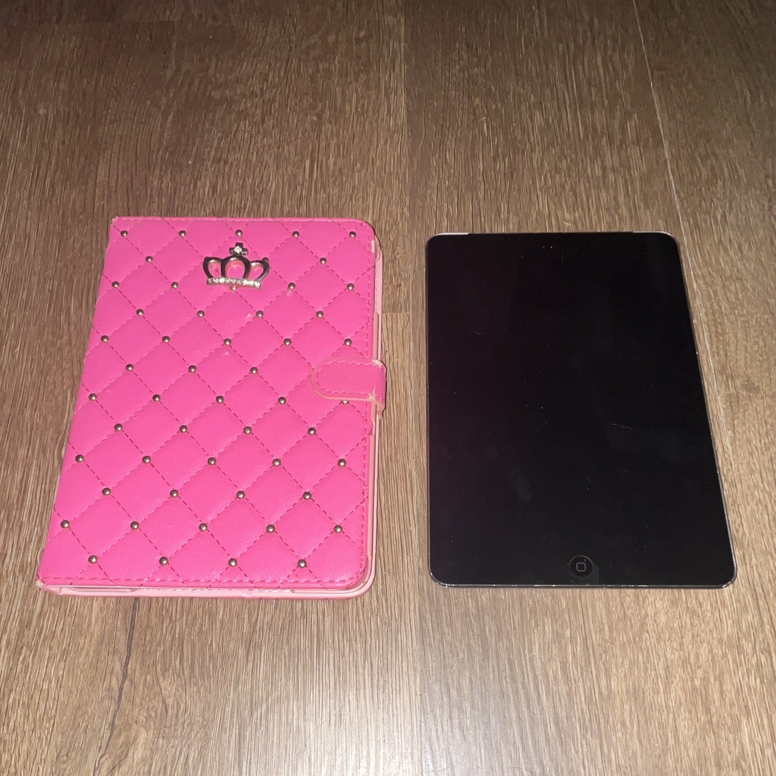 Apple iPad mini 2 Series Gray iOS Tablet Bundled with Pink Case Cover