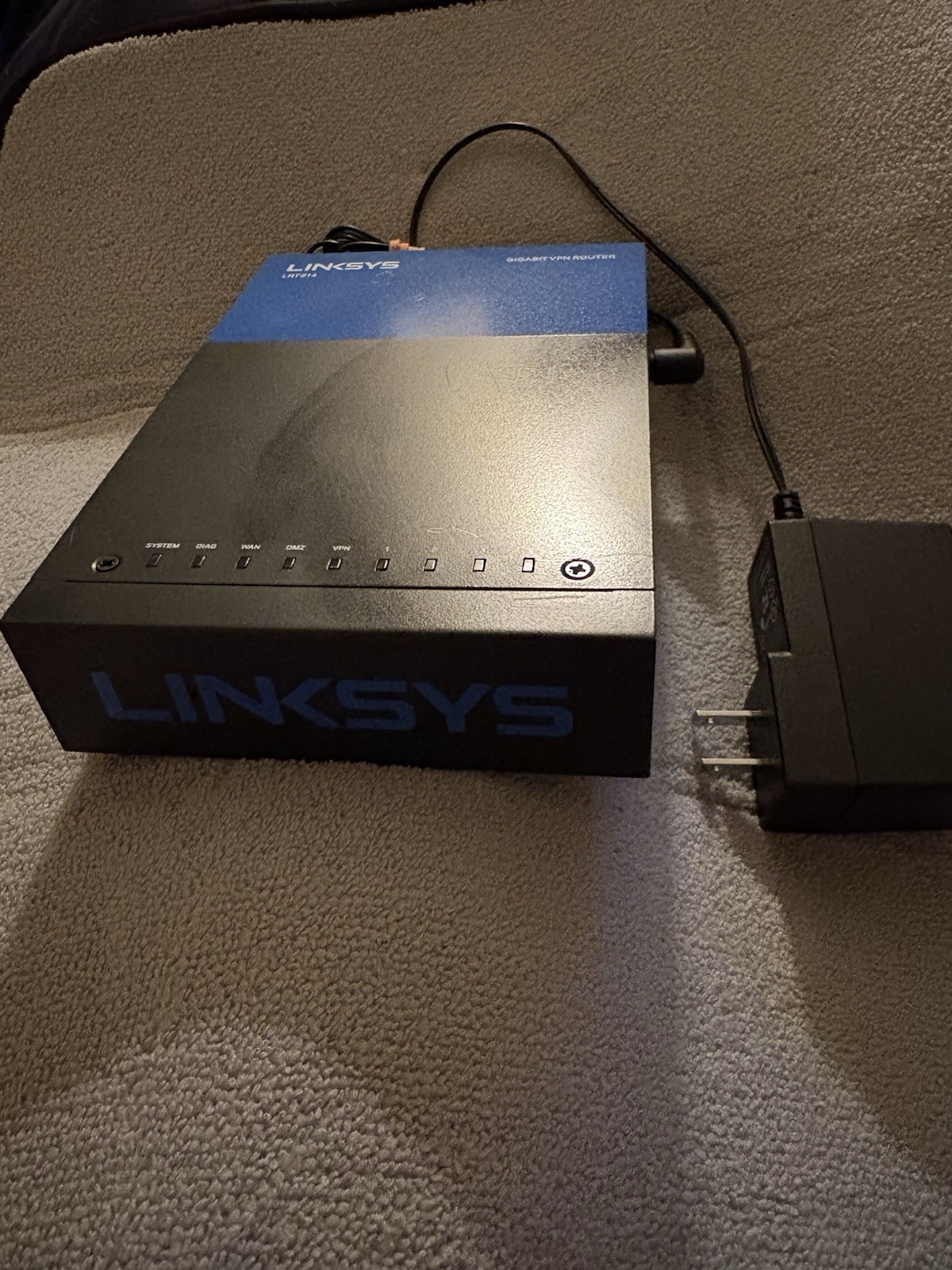 Linksys LRT214 Gigabit Wired VPN Router with some superficial damage