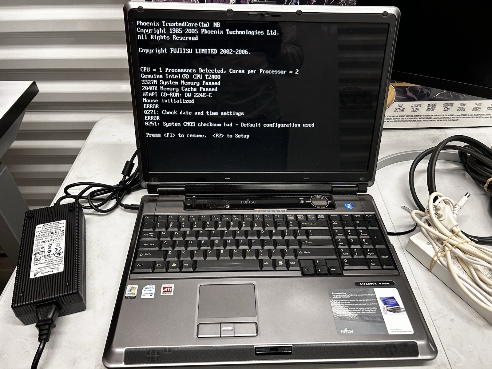 Fujitsu Lifebook N6410 17" Centrino T2400 + 4GB Ram