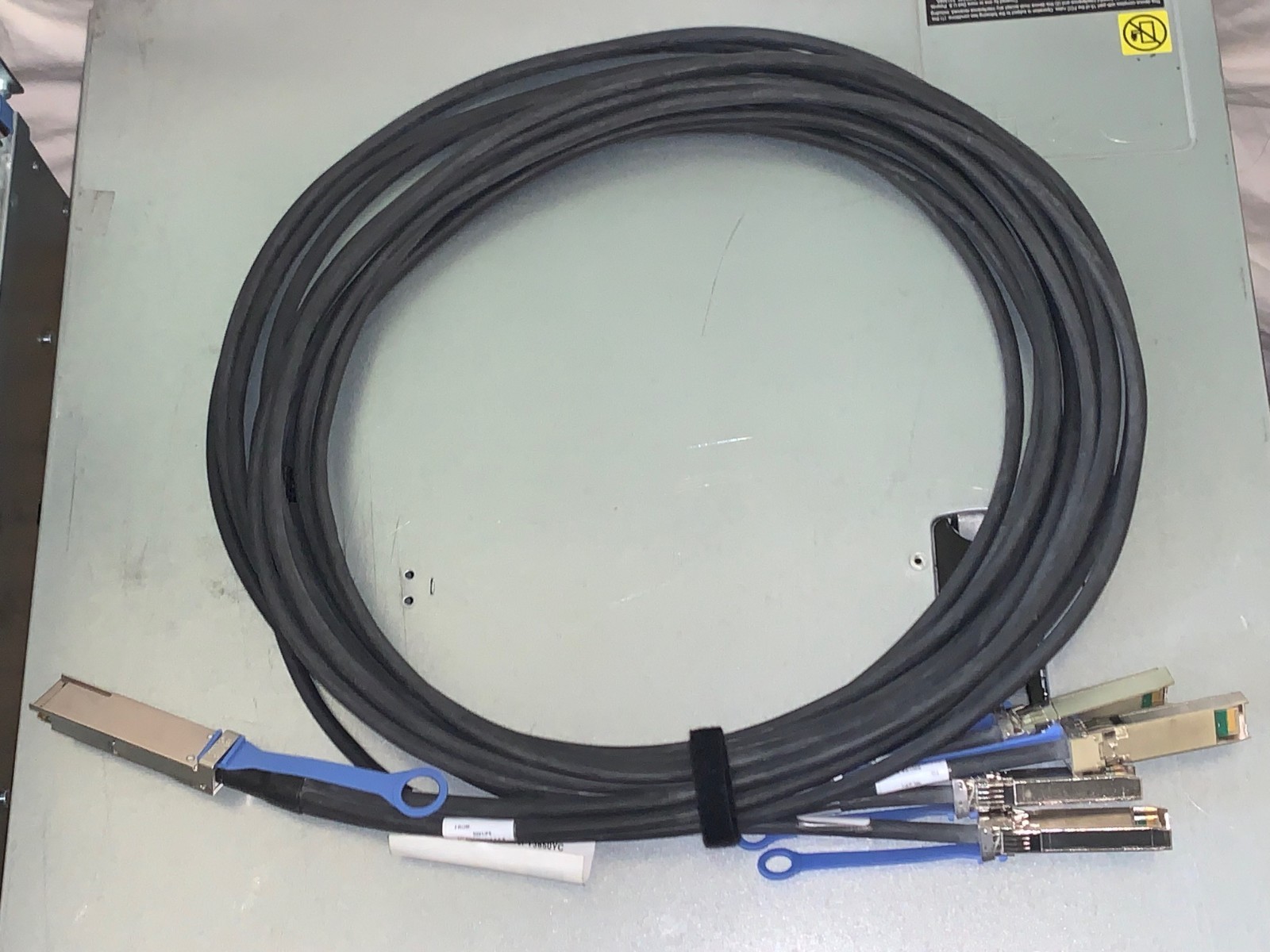 Amphenol FRU P/N: 49Y7931 40Gb QSFP+ to 4x SFP+ 10Gb 4 m Breakout Splitter Cable