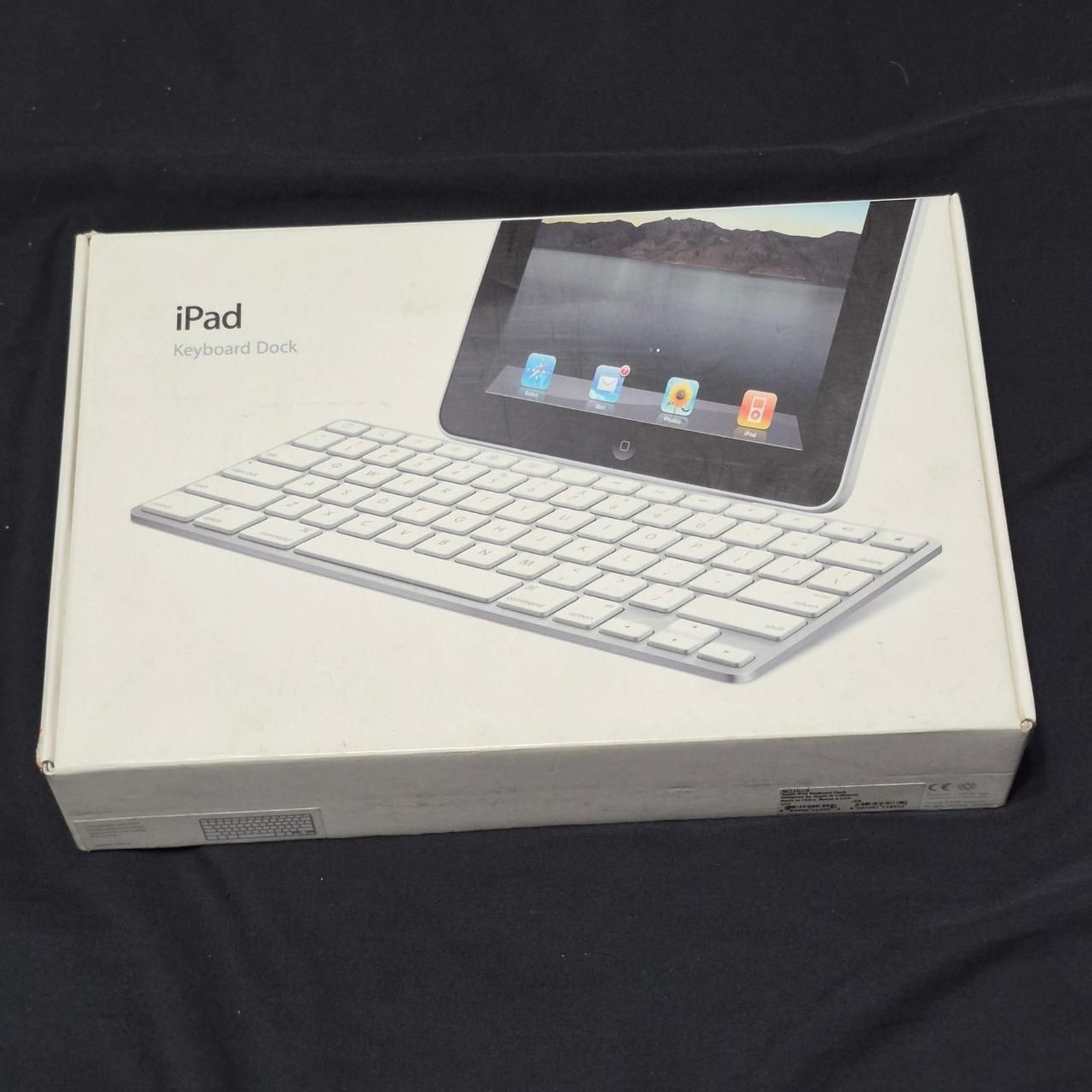 FS Rare Apple iPad Keyboard 30 Pin Dock Silver and White