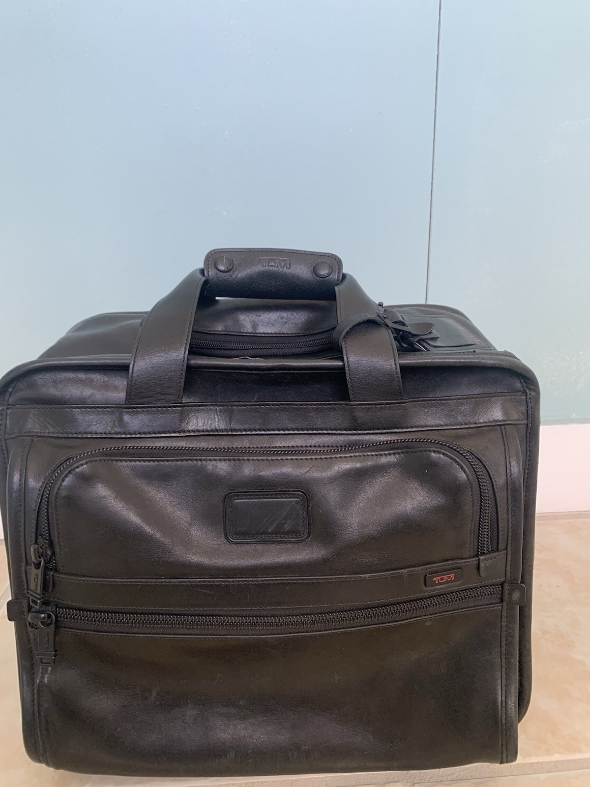 Tumi  Alpha 96102DH  Napa  Leather  Wheeled Laptop /Brief 96102DH Great conditio
