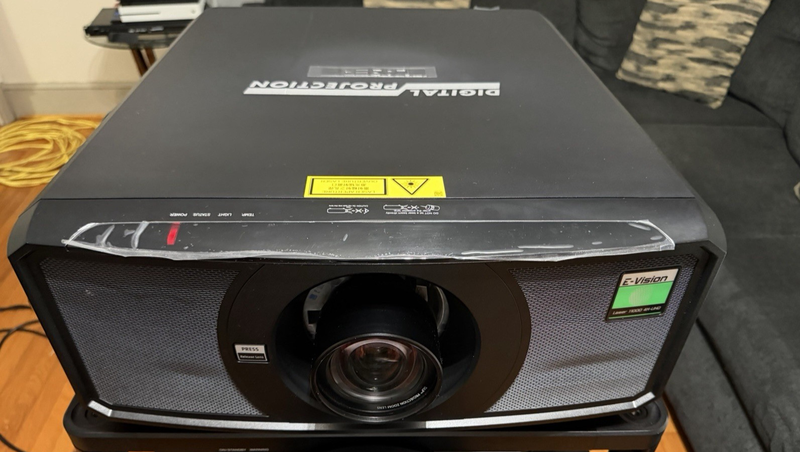 Digital Projection E-VISION  LASER 11000 4K-UHD 10,500 LUMEN, HDR10, NEW, O HRS.
