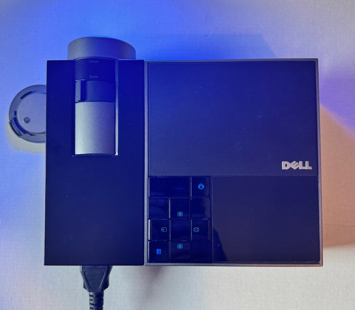 Dell M209X DLP Front Projector w/ Remote, Carrying Case, Power Cable TESTED
