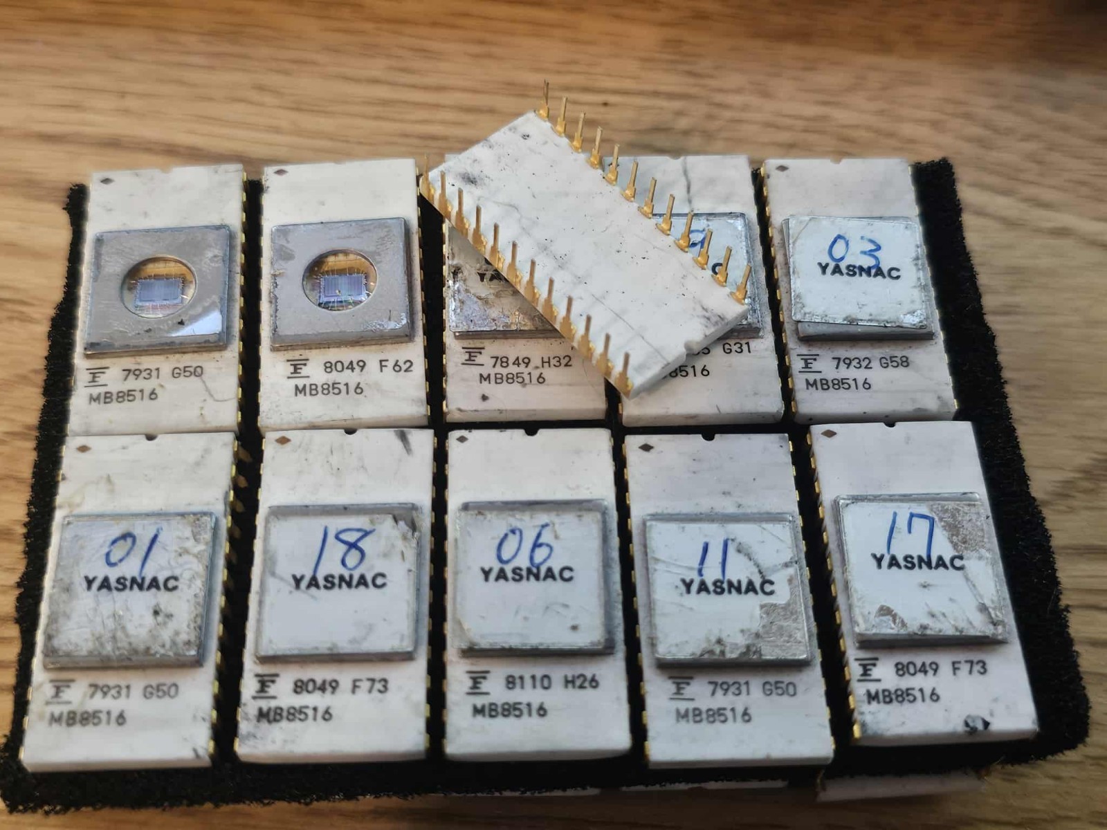 4 Retro Vintage IC Fujitsu Intel C2716 Ceramic White Gold EPROM PROM Clean 1979