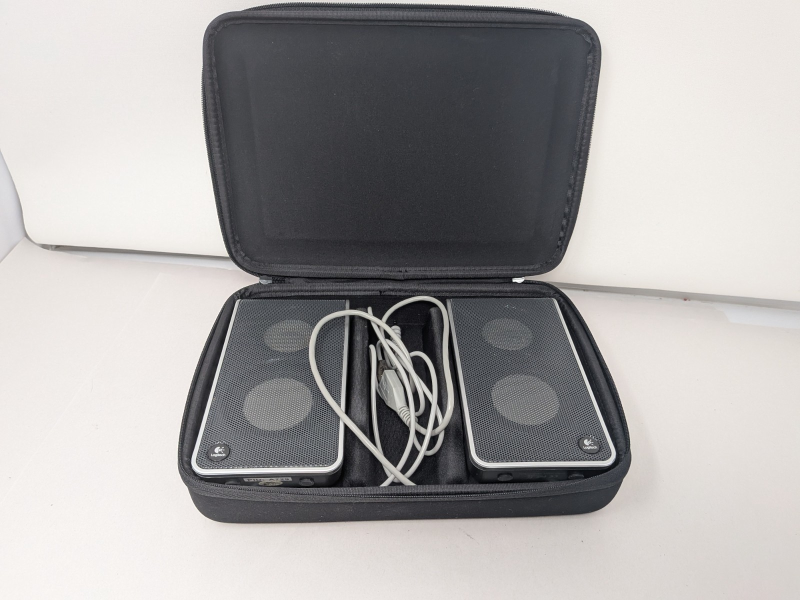 Logitech V20 USB Powered Notebook Laptop Speakers S-0155A with Zippered Case