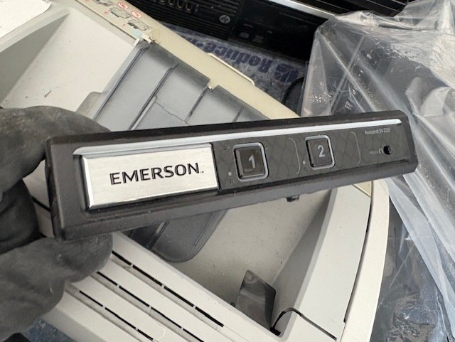 EMERSON/AVOCENT SV220 520-964-501 2-PORT DVI-I KVM SWITCH 