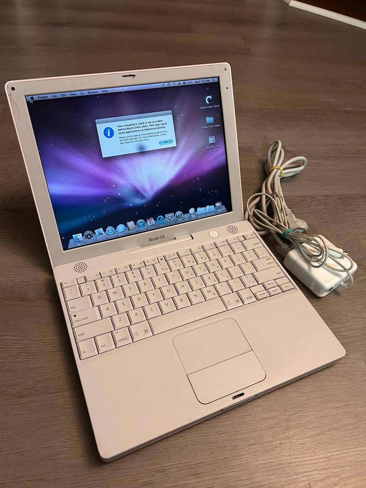 Apple iBook G4 12in Laptop Boots OSX 10.4 Read Description