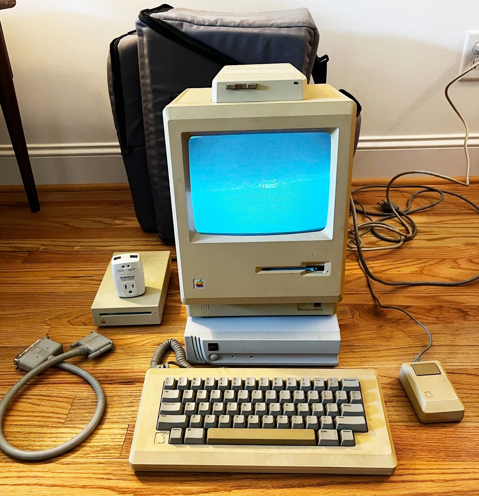 Vintage Apple Macintosh 512K / Mouse, Keyboard & Extras + Carry Case / Turns On