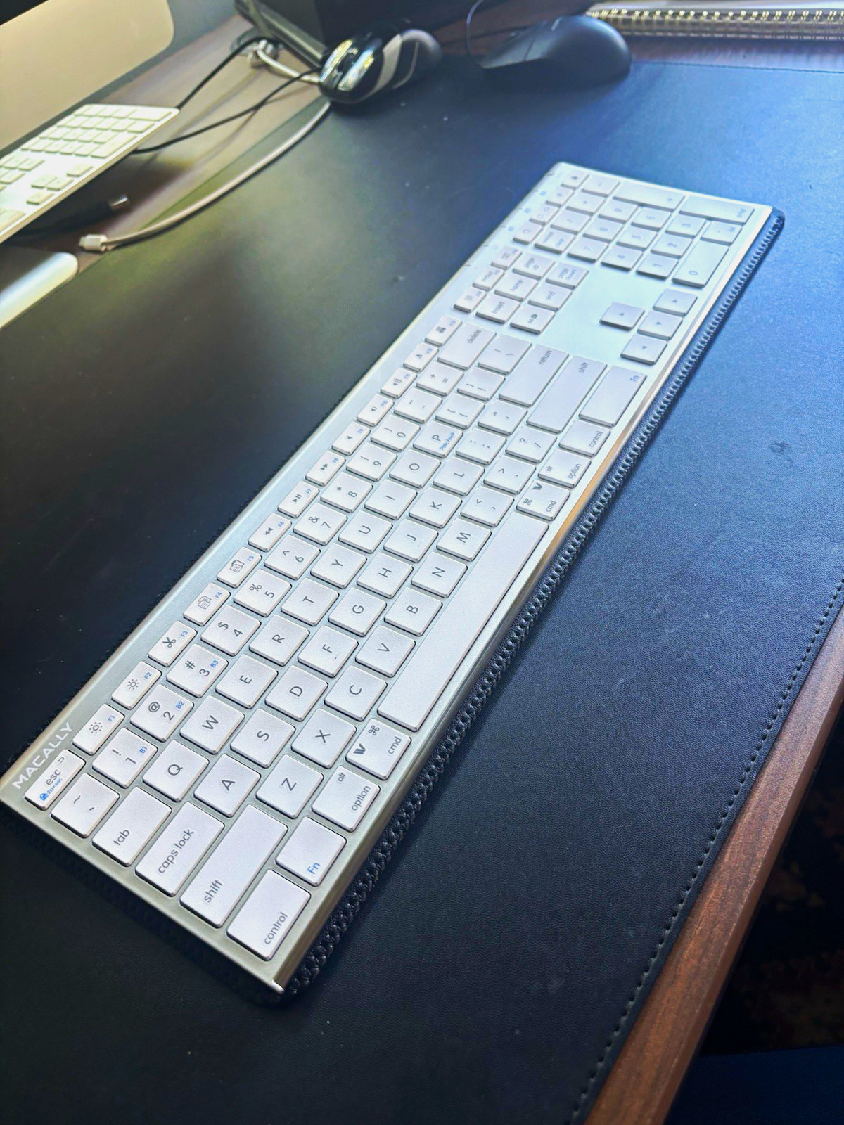 Macally ACEBTKEYA Bluetooth Keyboard for Mac Multi-Device Silver w/Sleeve