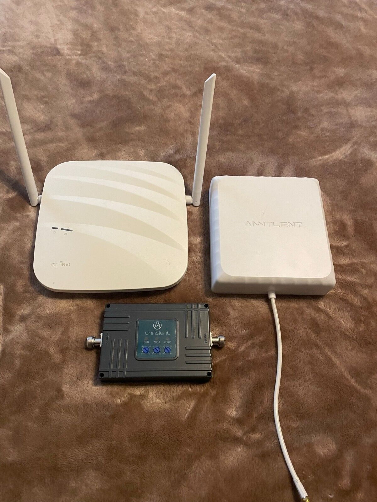 Cellular Router with Modem and Cell Signal Boaster. All cables and power cords.