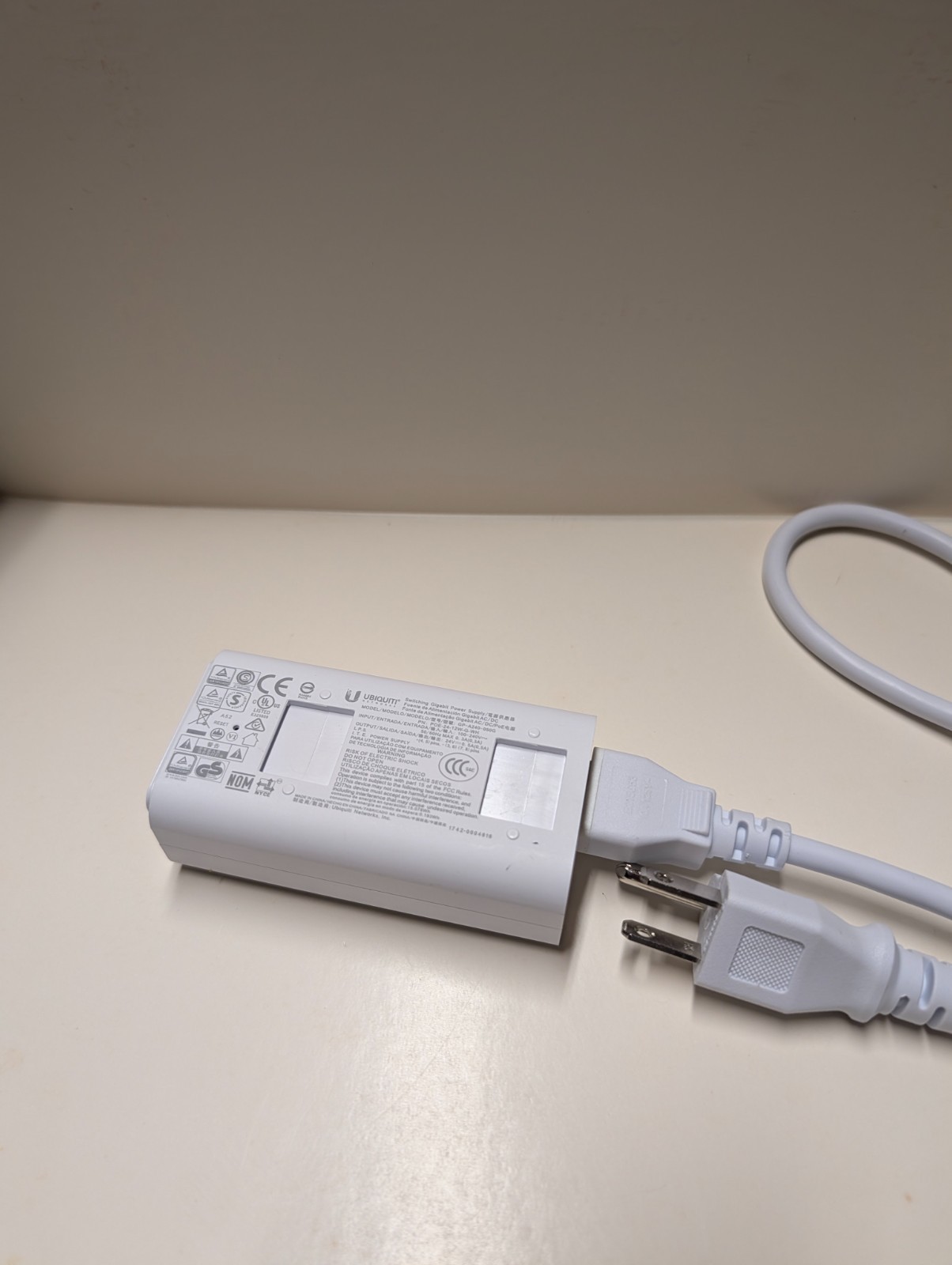 Ubiquiti POE-24-12W-G-WH Gigabit Passive PoE Injector 24V 0.5A GP-A240-050G 