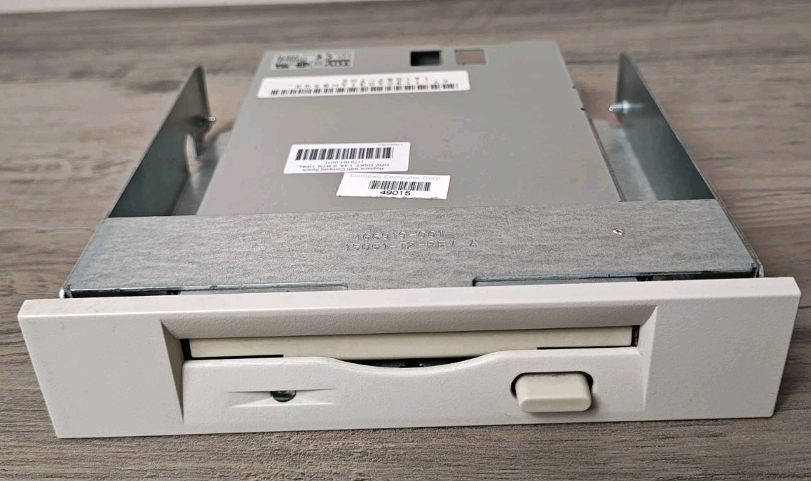 Compaq 3.5" Floppy Drive 179161-001 141087-702 1.44MB W/ Bracket