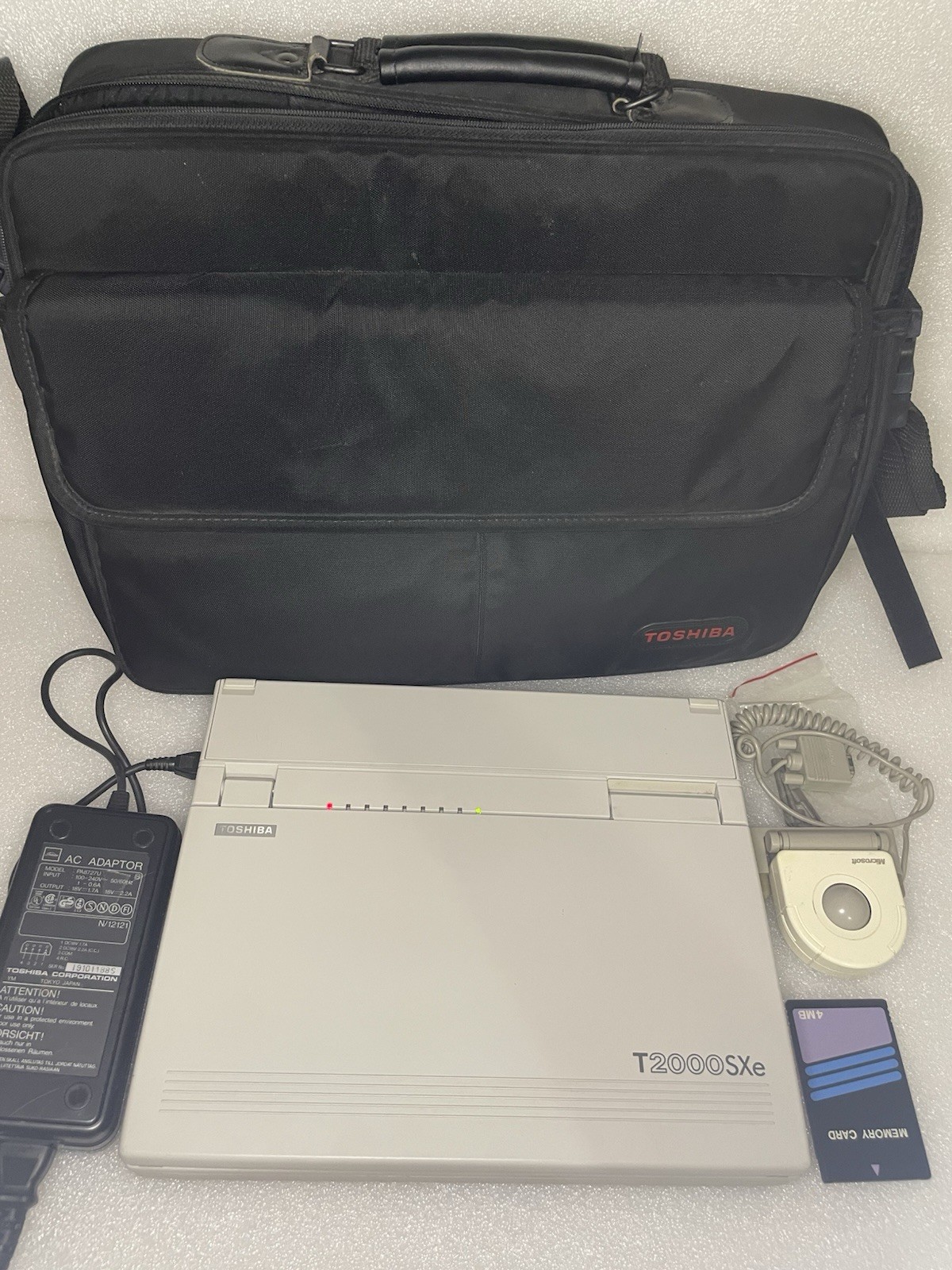 Toshiba T2000SXe Vintage Computer Laptop w/ Power Supply, Bag, Mouse (For Parts)
