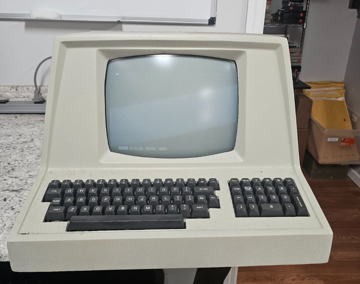 Mint NOS Rare Retro Vintage Soroc IQ 130 Computer Terminal - Powers / Posts