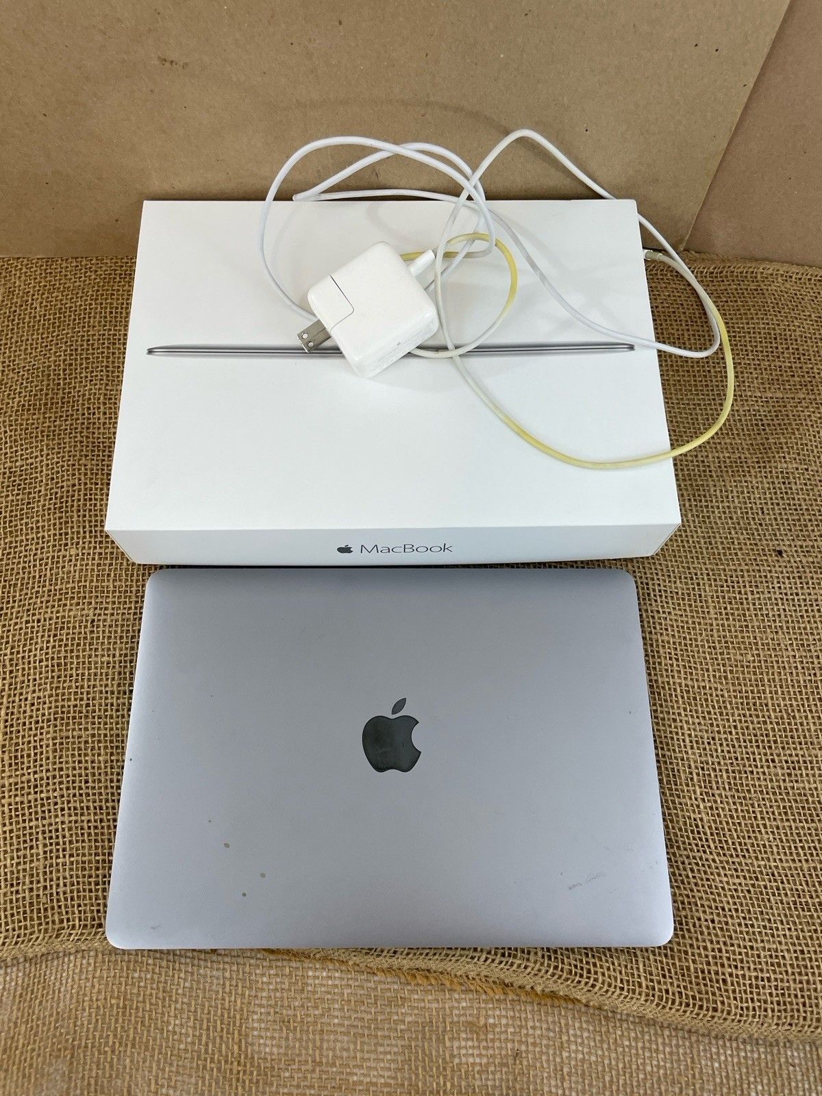 Apple MacBook 12" Early 2015 A1534 Space Gray 1.1GHz 8GB 256GB Bundle