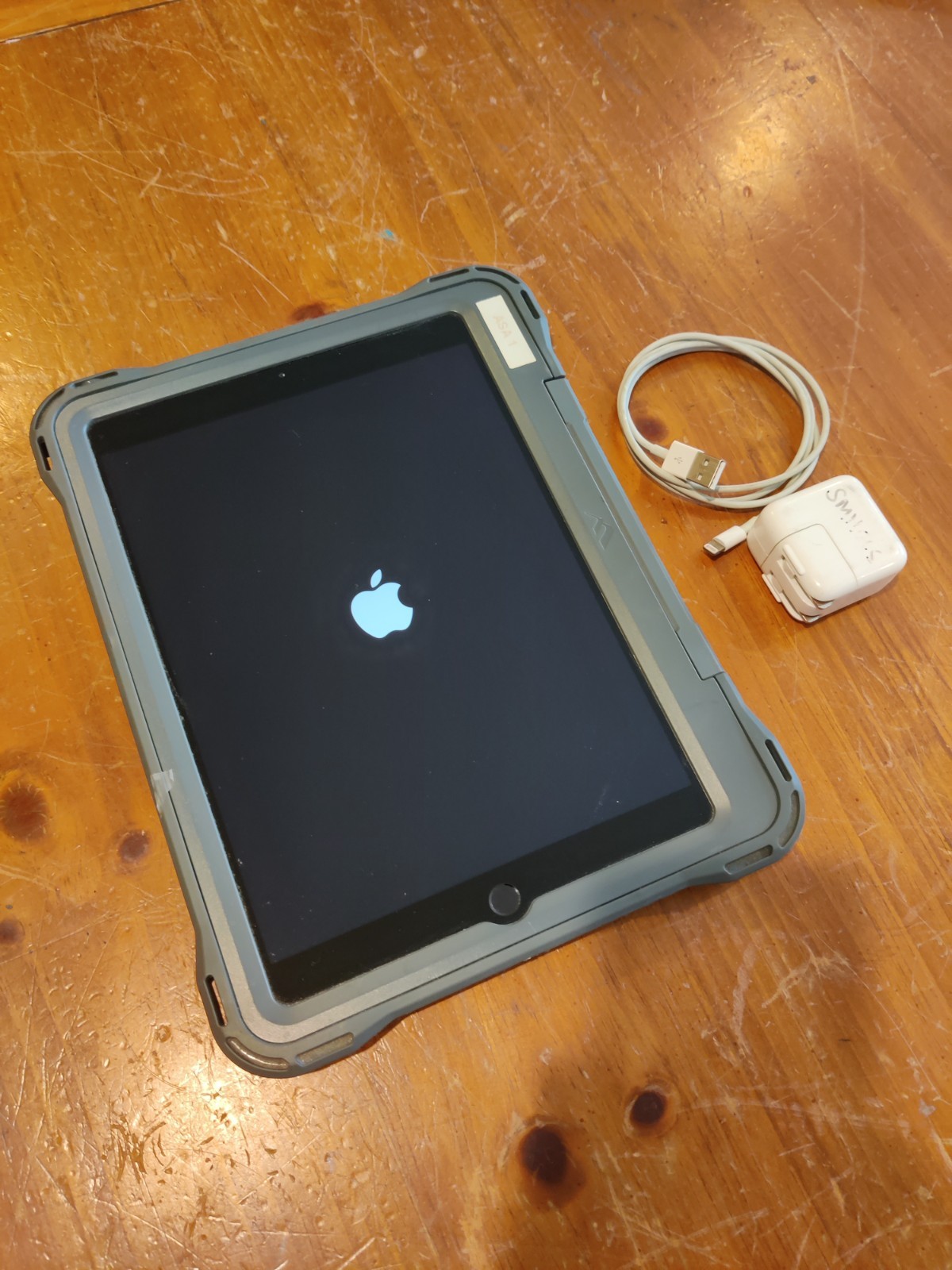 NICE Apple A2197 iPad 7th Gen 32GB Wi-Fi 3F835LL/A - Space Gray Works Perfect