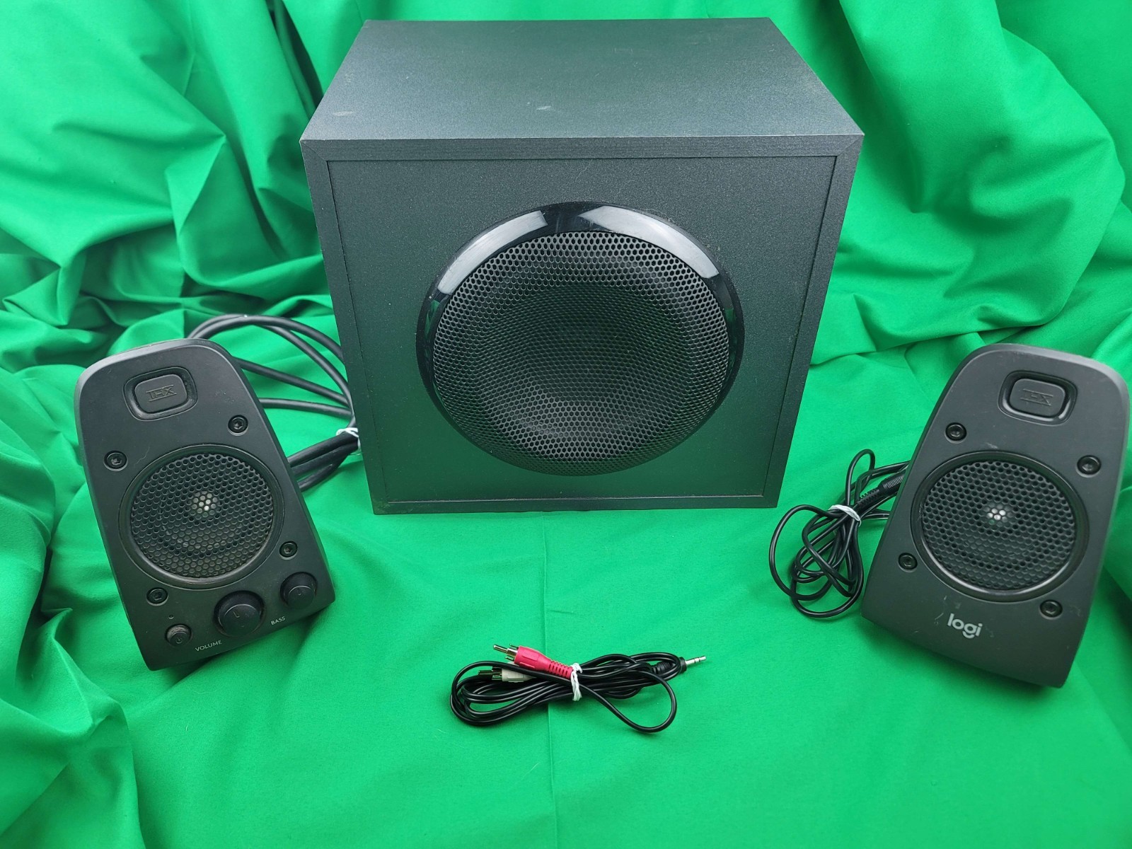 Logitech 980-001258 Z625 45W THX Sound 2.1 Speaker System - Black