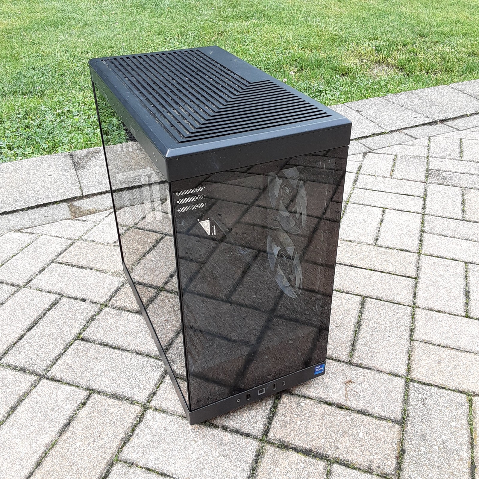 iBUYPOWER Y40 Gaming PC Desktop - Case premium HYTE Y40 Mid Tower