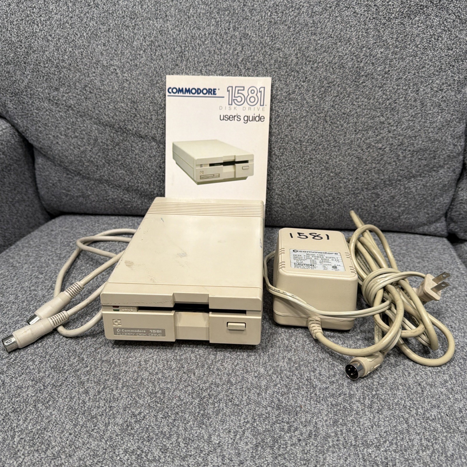 Commodore 1581 3.5” Floppy Disk Drive PSU Manual Serial Cable Powers On