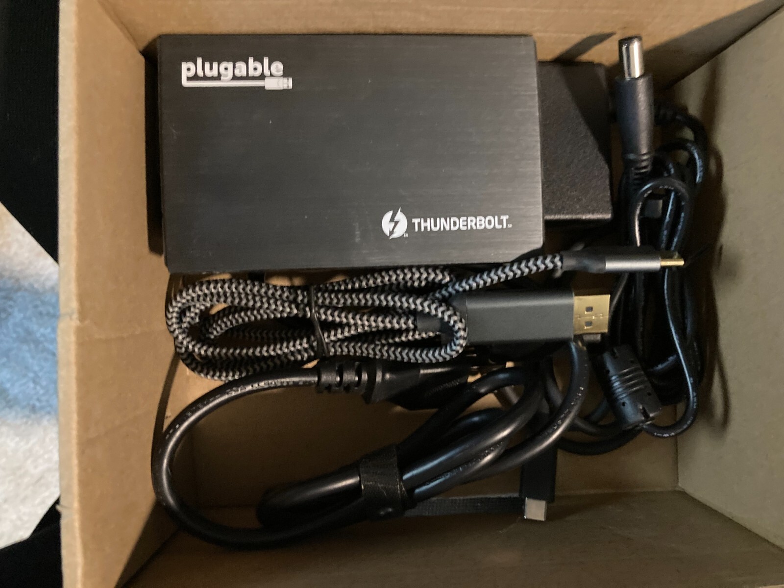 Pluggable Thunderbolt 4 port hub + USB-C to DP cable
