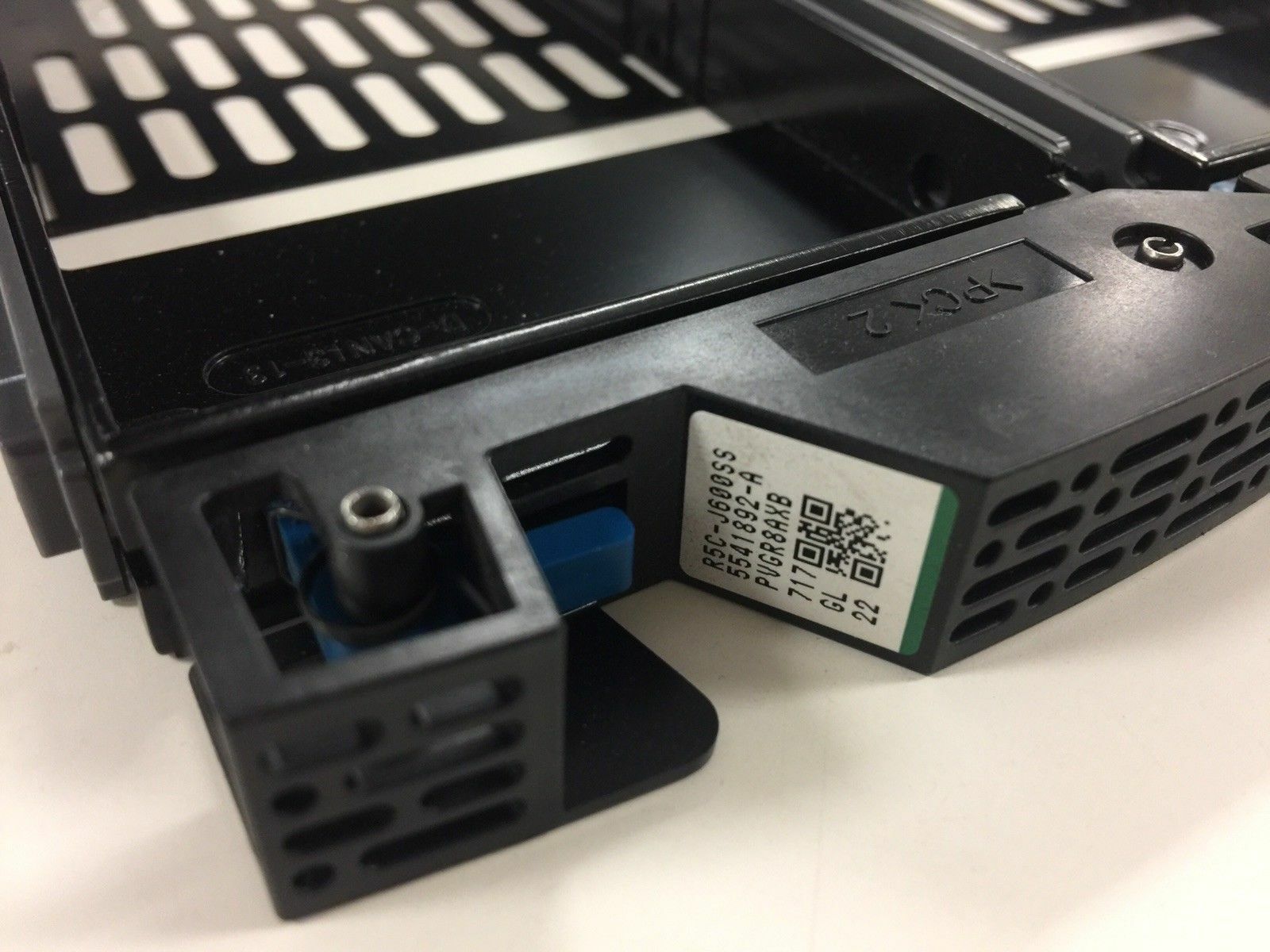 Hitachi AMS VSP DDSCANI3-02 SAS/SATA 2.5" Hard Drive Caddy 5541890-A J600SS