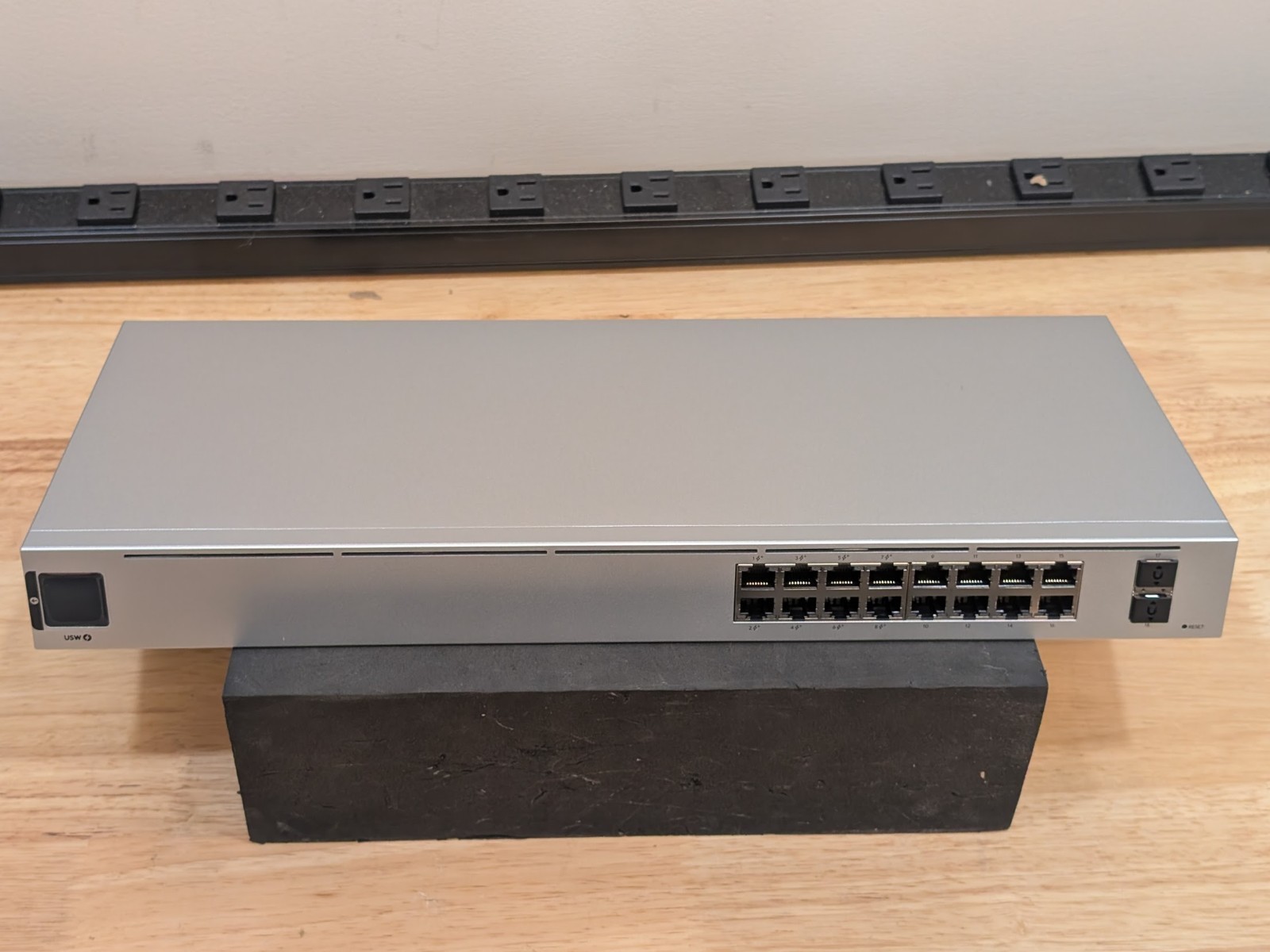 Ubiquiti UniFi USW-16-POE 16-Port Gigabit Managed PoE+ Switch 42W 2x SFP