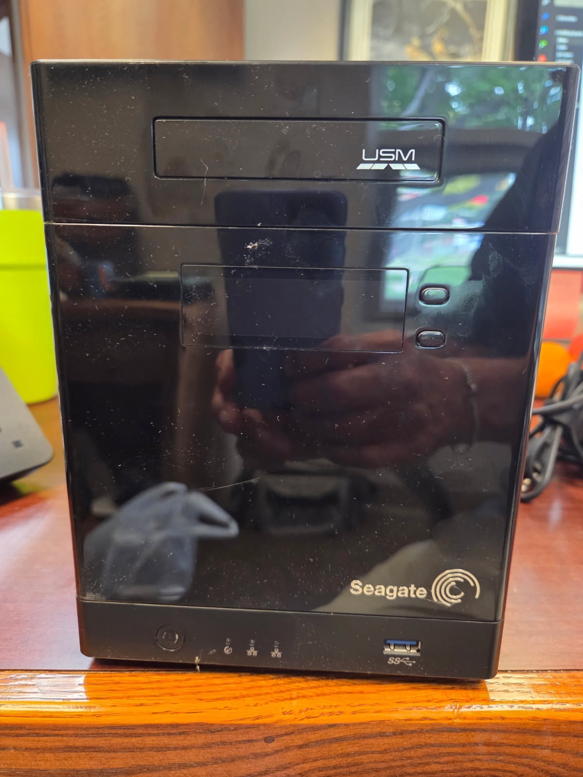 SEAGATE SRN04D 4-BAY 4TB NAS - Used in great condition.