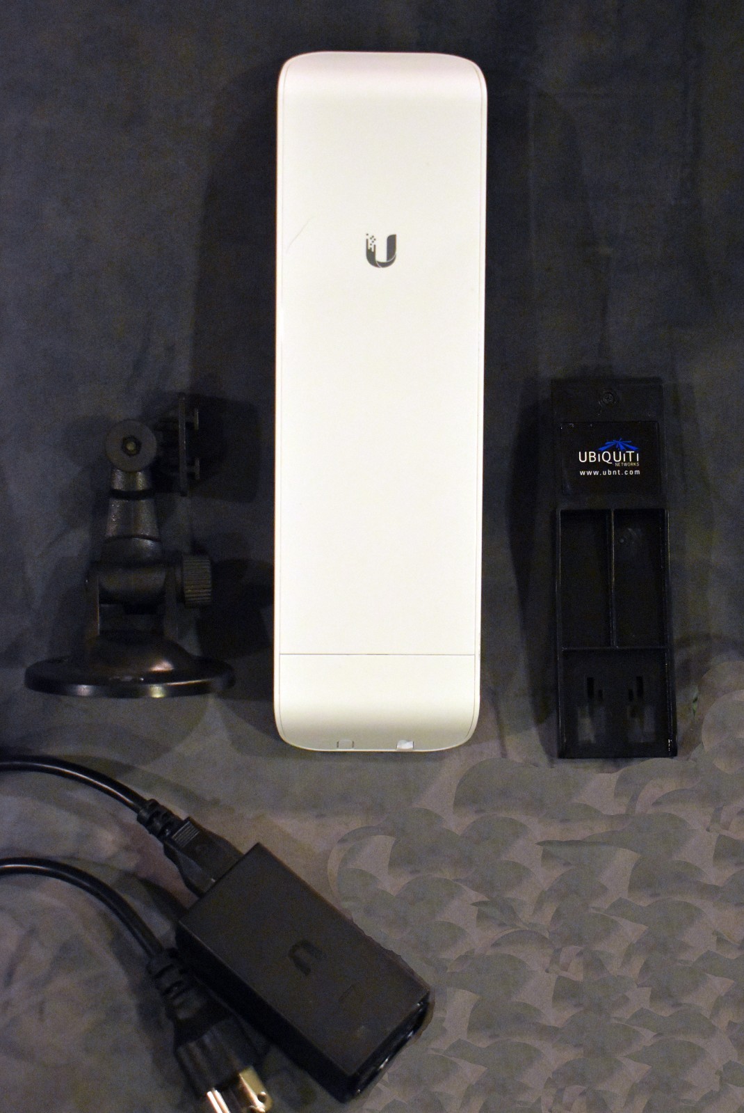 Ubiquiti NanoStation M2 XW 2.4GHz airMAX CPE Wireless Access Point w/ Mount Kit