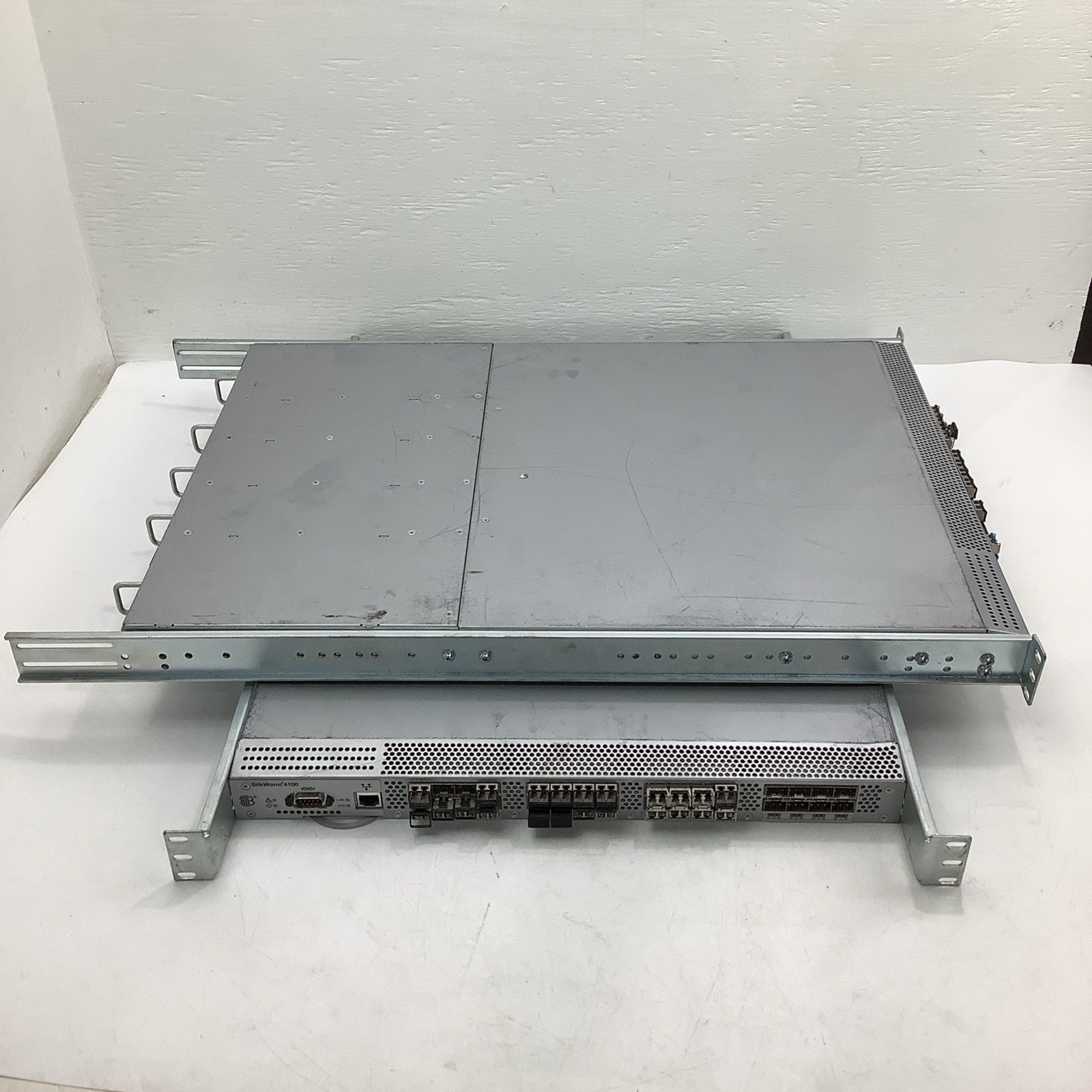 Lot of 2 BR 4100 BROCADE SILKWORM 4100 32 PORT 4Gb FIBER CHANNEL SWITCH W/Gbic