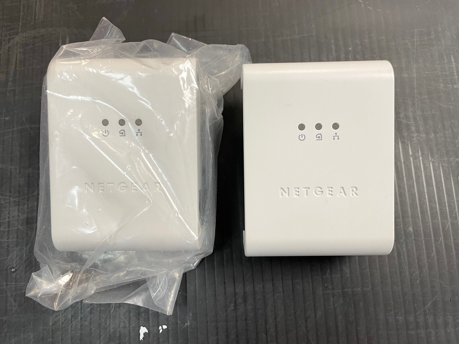 NEW Netgear XEB1004 85 Mbps Wall-Plugged Ethernet Switch