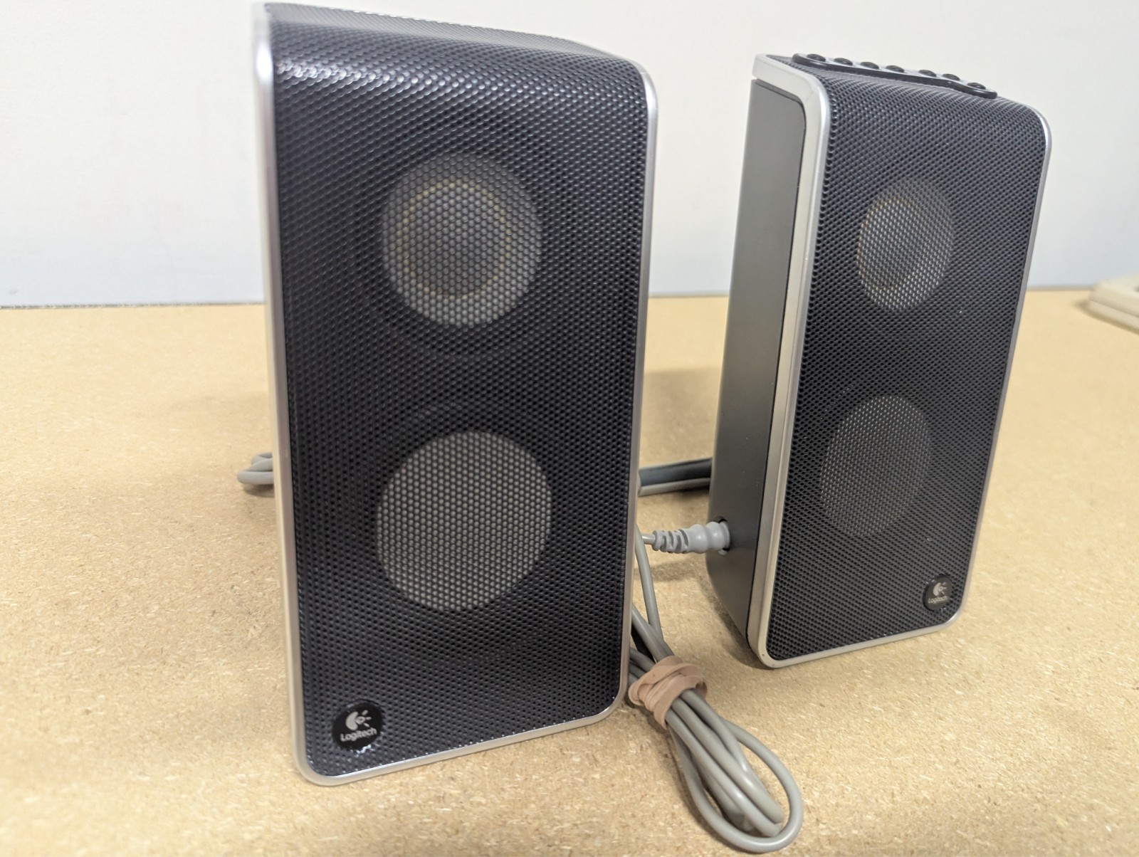 Logitech V20 USB Powered Notebook Laptop / Desktop Speakers S-0155A