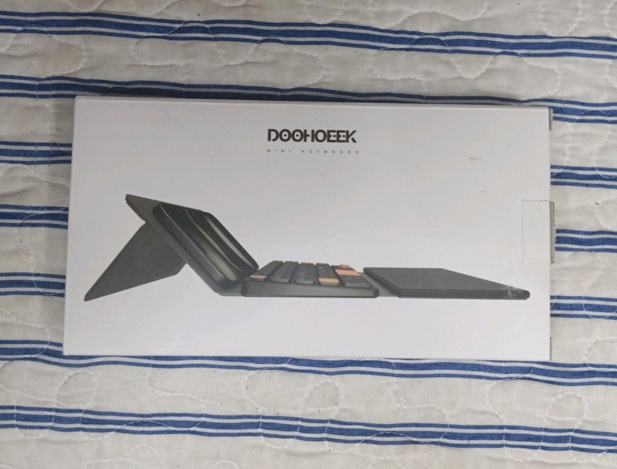 Doohoeek Travel Keyboard with Touchpad Any Angle Stand for Android Windows Mac