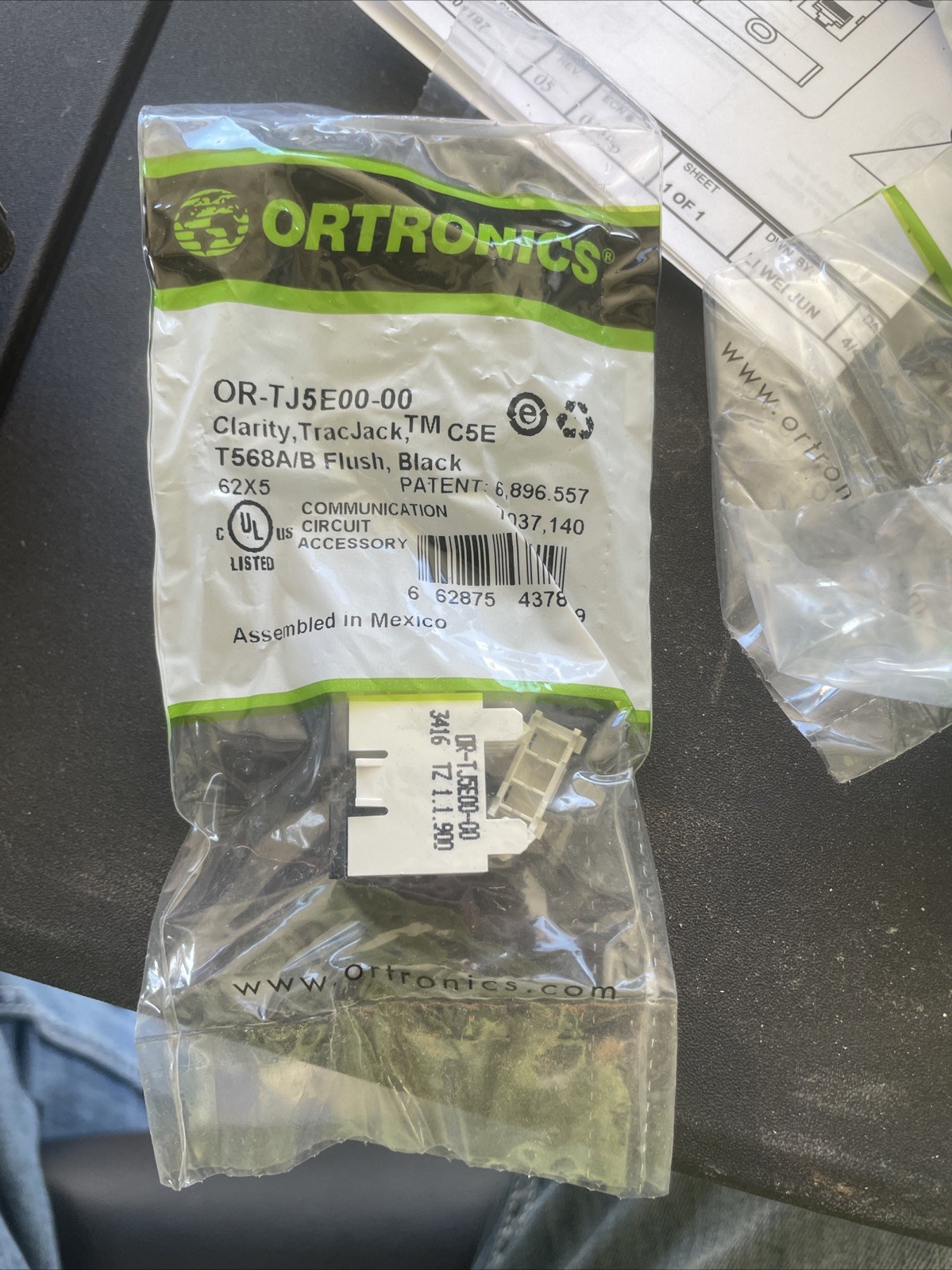 Ortronics OR-TJ5E00-00 Clarity TracJack, Cat5e, 180 Degree, Flush, Black