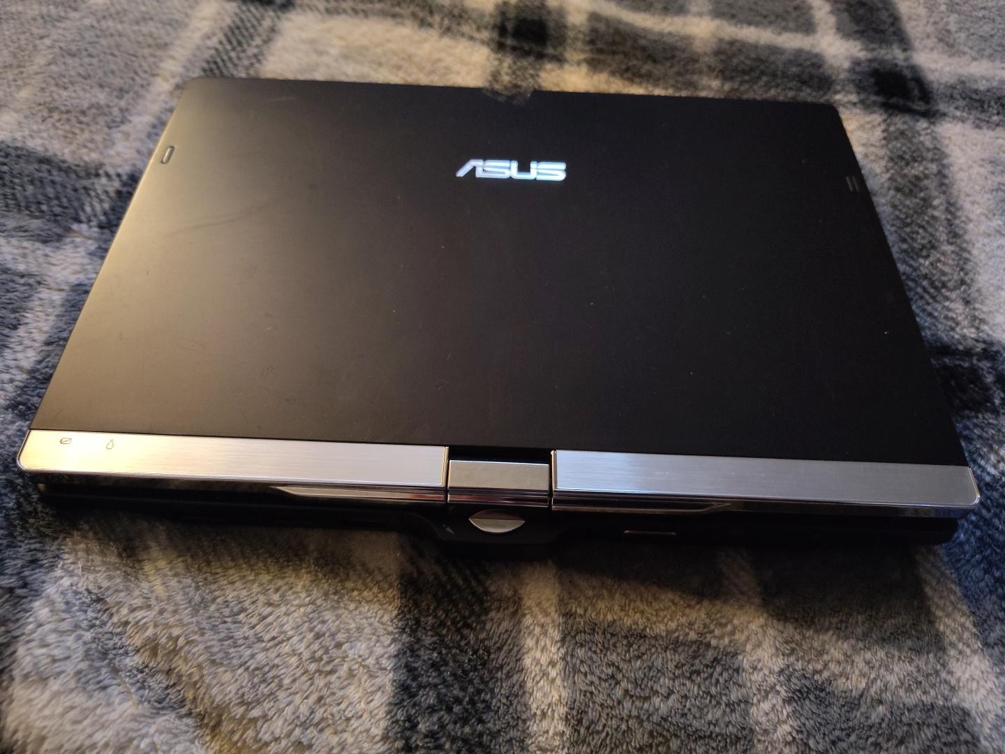 ASUS Eee PC T101MT 10.1" Touchscreen Convertible Netbook Tablet Windows 7