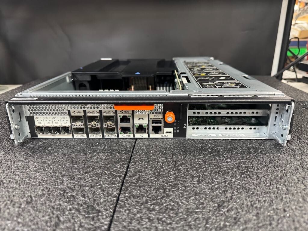 NetApp 111-02493+B1 Storage Controller Module NetApp FAS8200 120GB SSD w/Battery