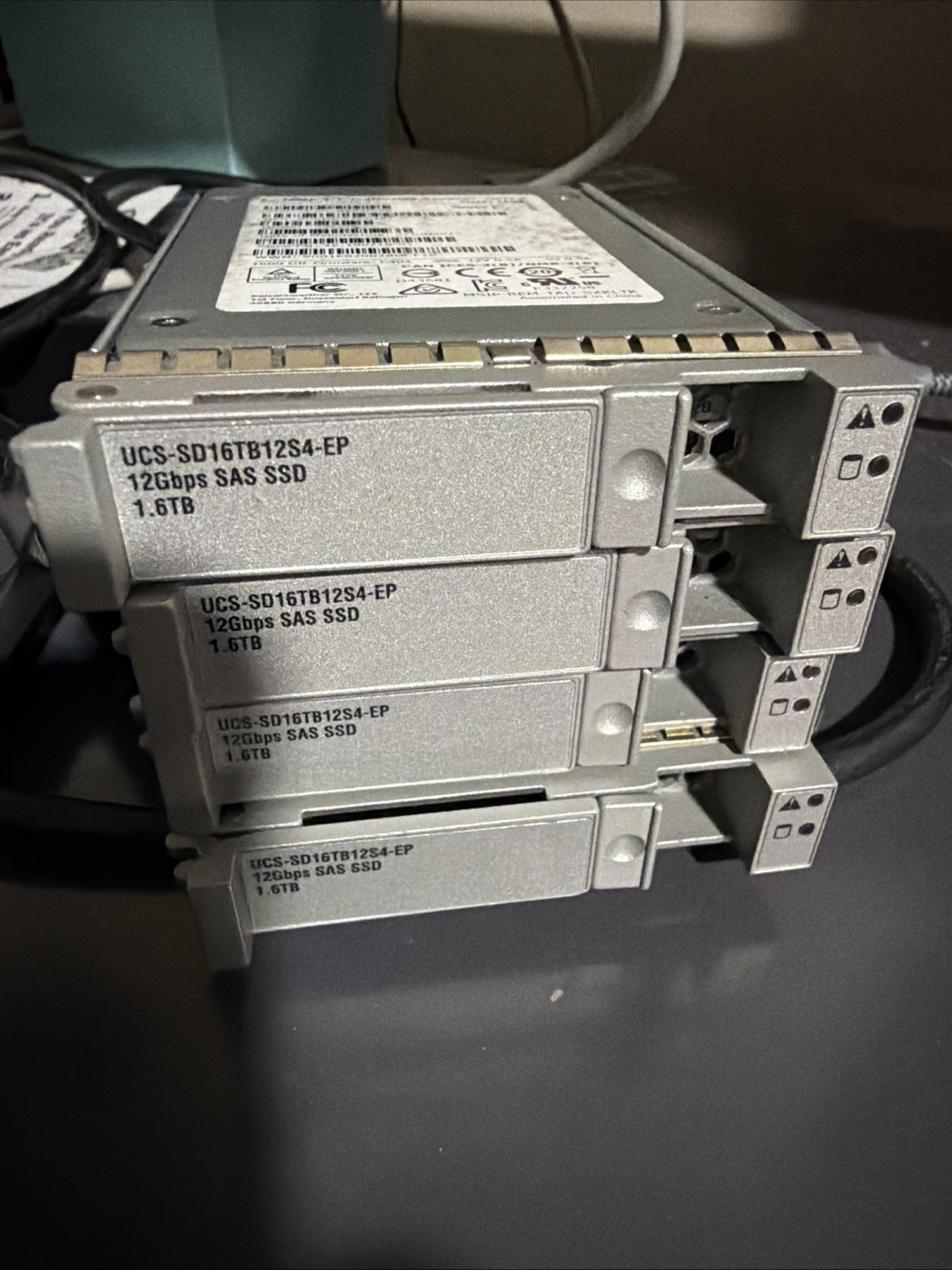 *LOT OF 4* SANDISK LIGHTNING 1.6TB 12G 2.5" SAS SSD SDLOCKM-016T SXKLTK W/ TRAYS