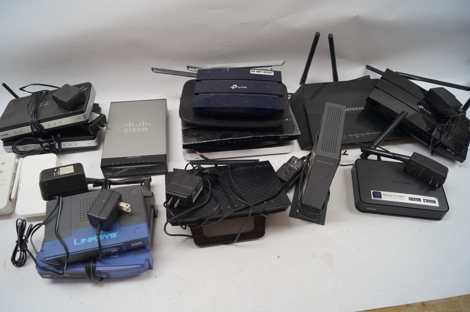 LOT (14) Wi-Fi Routers (8) with Cords (6) No Cords Reseller Untested PoR E353