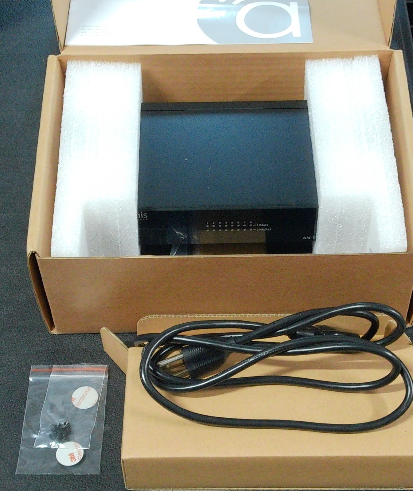 araknis 110-Series 8-Port Unmanaged+ Gigabit Switch with Rear Ports