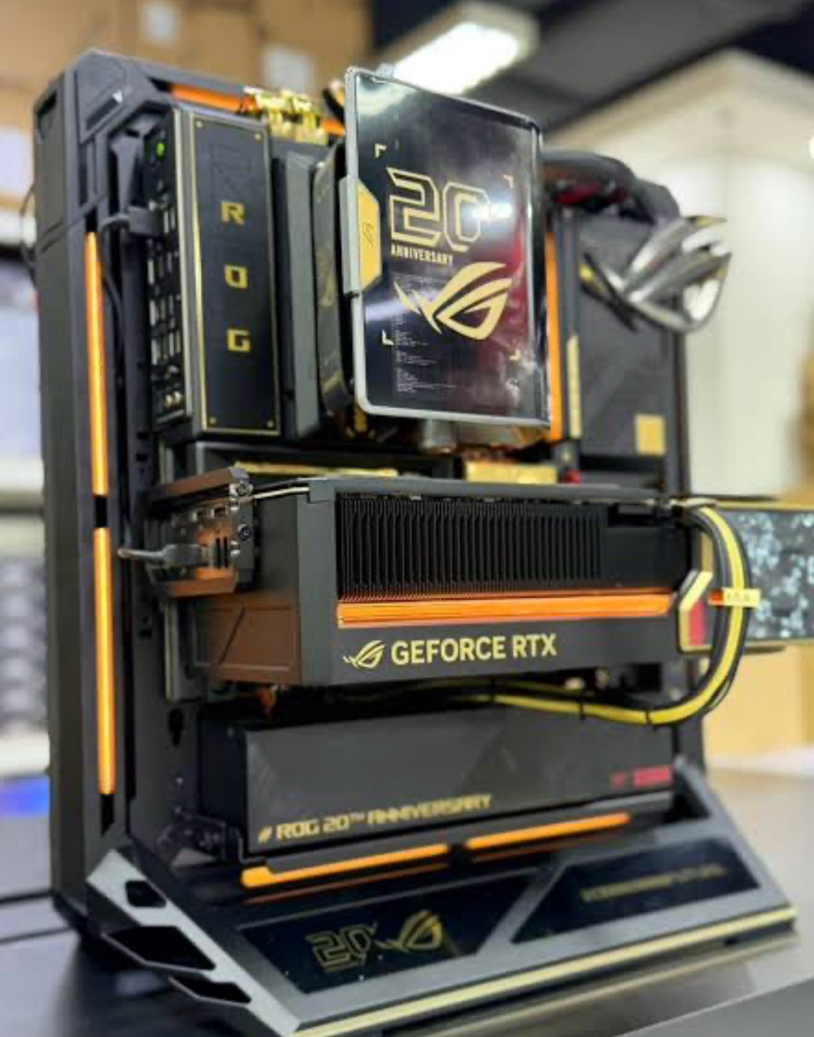 ASUS ROG Astral RTX 5090 Edition 20, 128GB G.SKILL DDR5, Samsung 9100 PRO 4TB NV