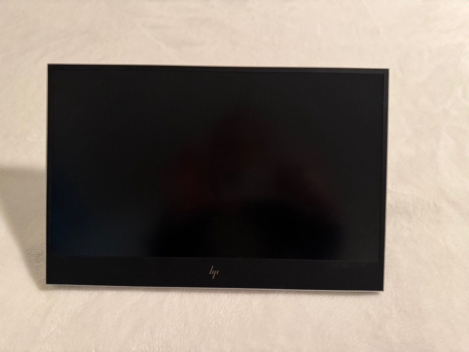 NEW 14in HP portable monitor (HP E14 G4 / IB065AA) - comes with cord and case