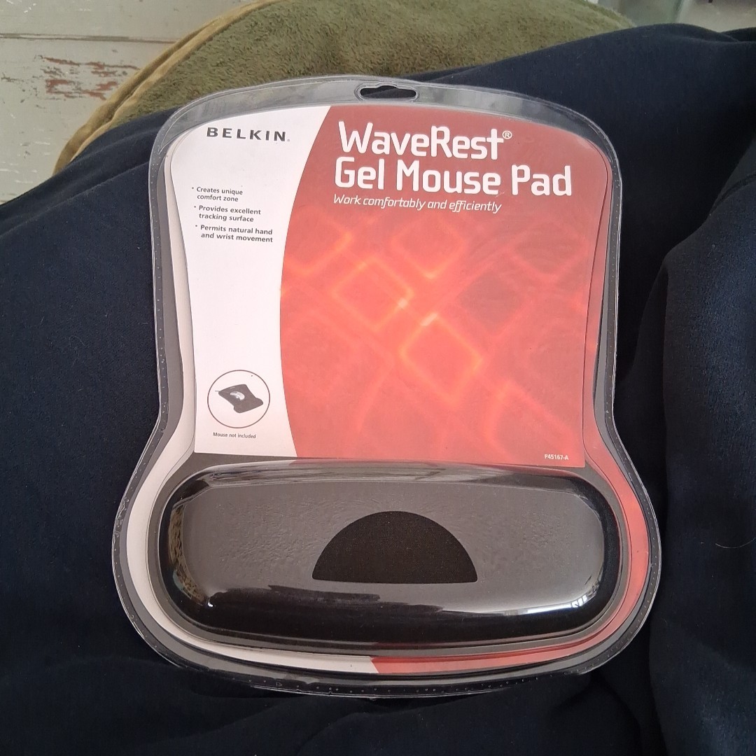 NEW Belkin WaveRest Gel Mouse Pad, Black F8E262-BLK. NIP 2006  In Package Sealed