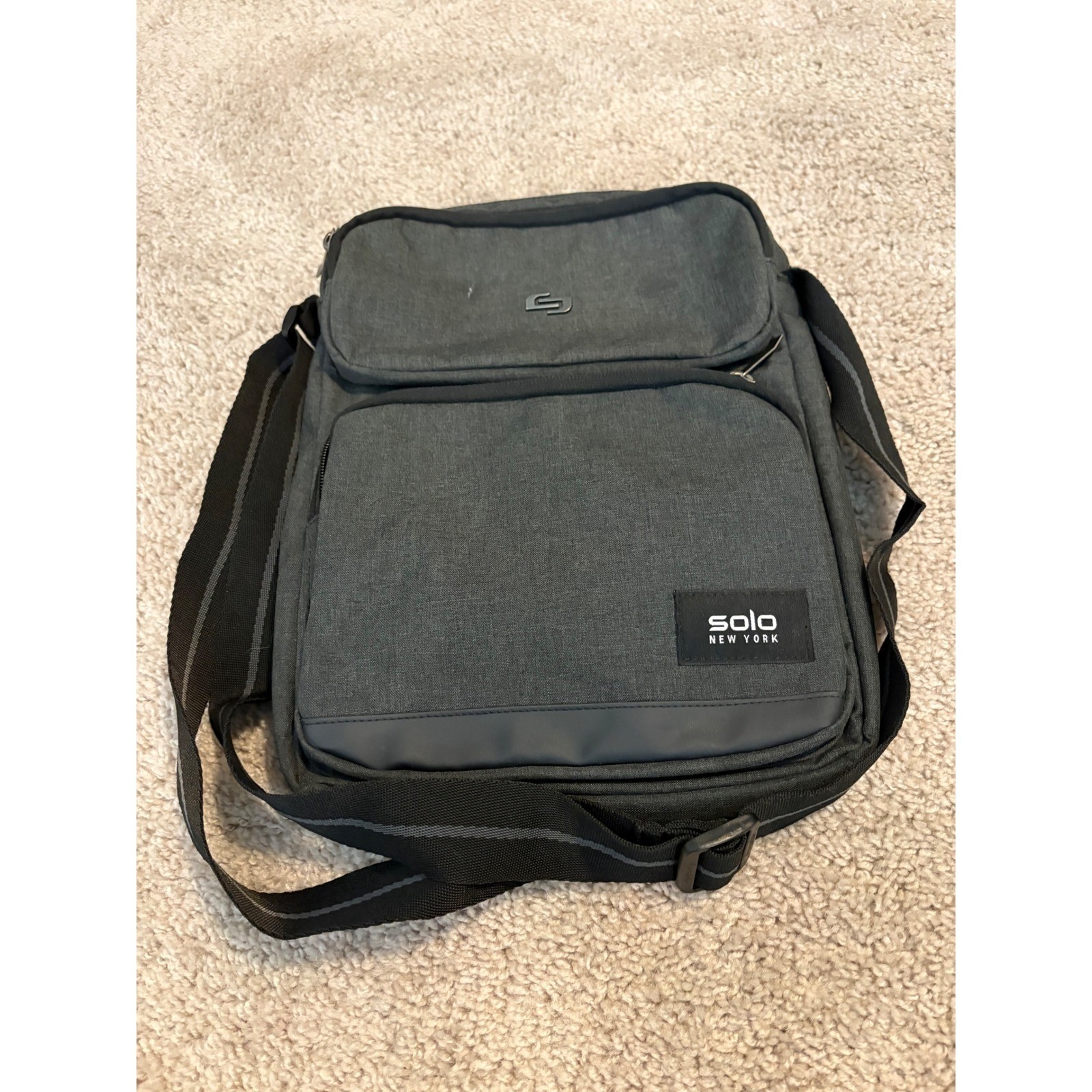 Solo New York Vertical Messenger Bag Grey Crossbody Tablet Travel Case Unused
