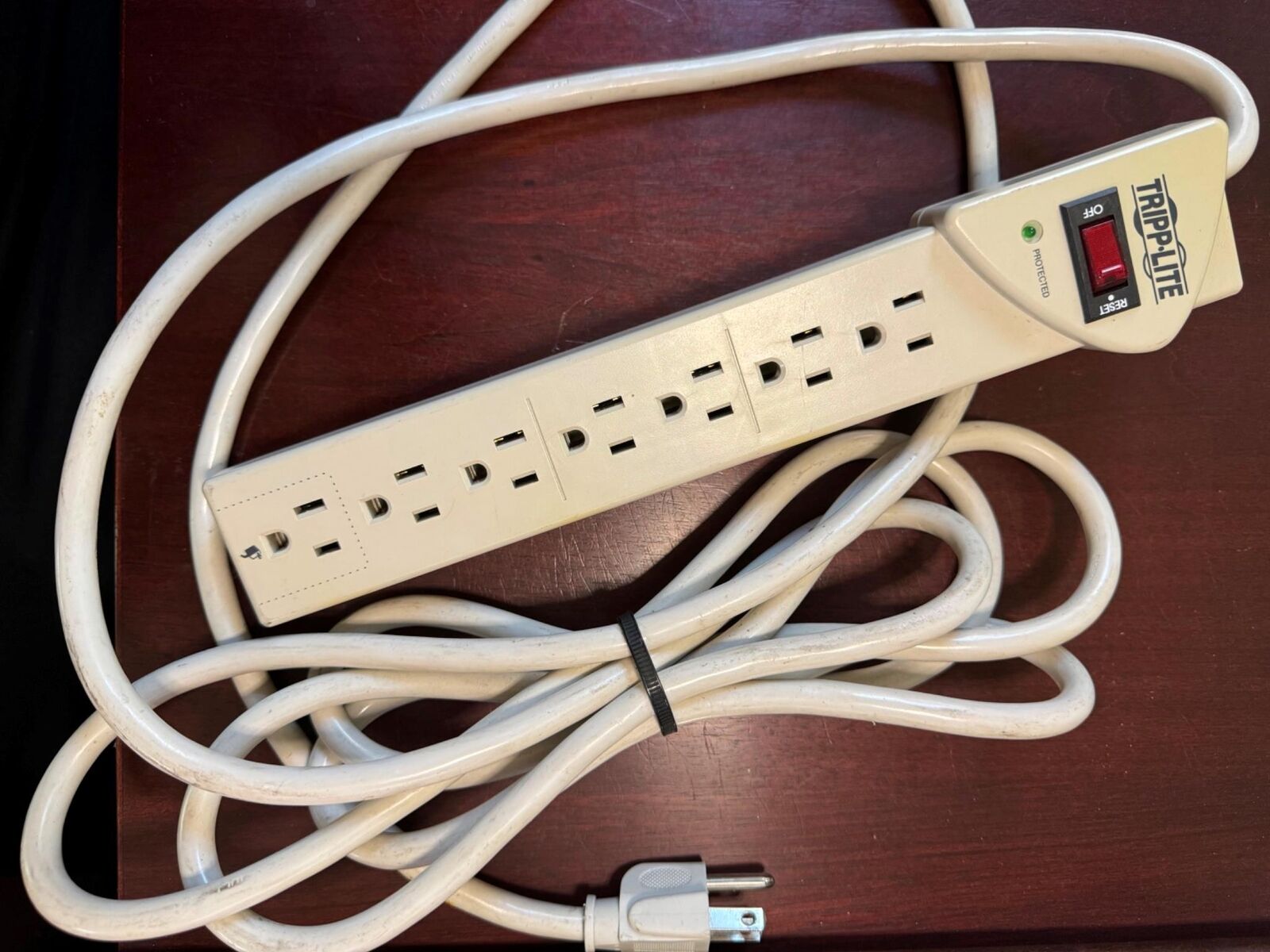 TRIPP-LITE protect it 7-outlets 12ft-cord 1000-joules Surge Protector TLP712