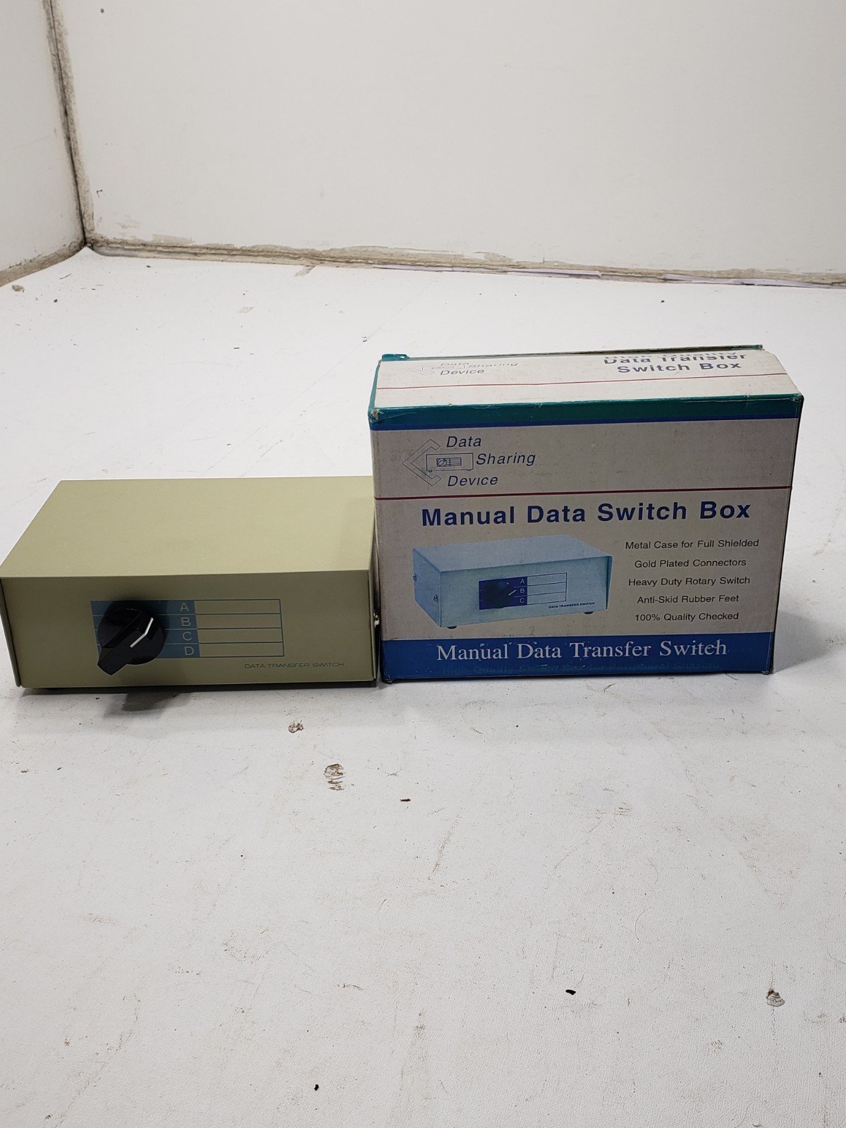 Manual Data Transfer Switch Box 3 A/B/C Selector DW-25ABCD New Open Box