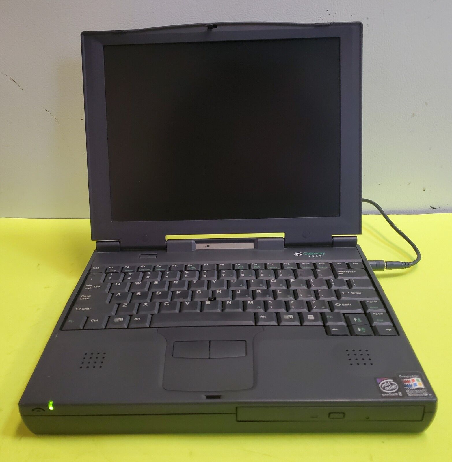 Retro Gateway Solo Model 2500 Notebook Laptop Computer Vintage - Sold As Is