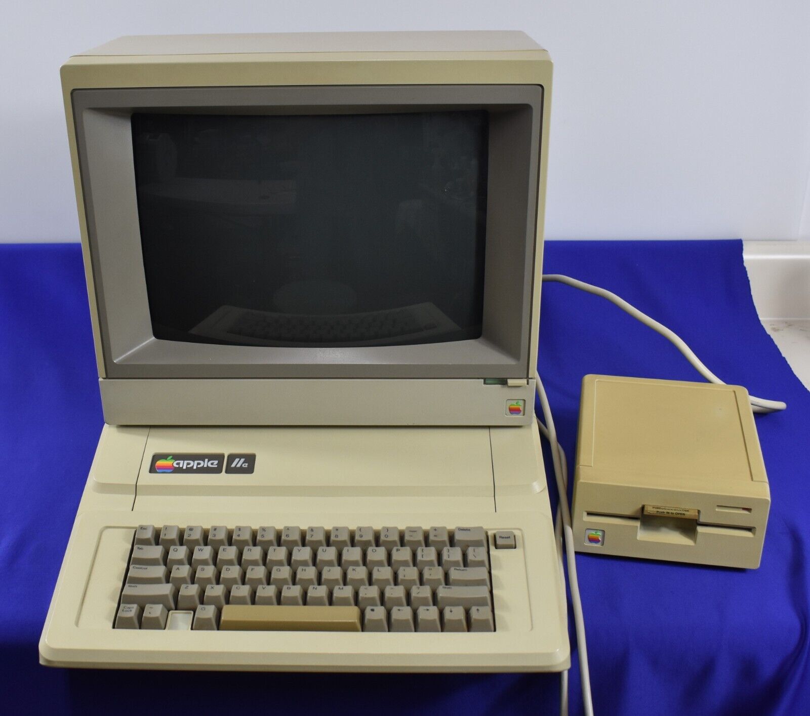 Apple IIe A2S2064 Computer w/ Color Monitor IIe A2M2056 & 5-1/2 Drive  See Video