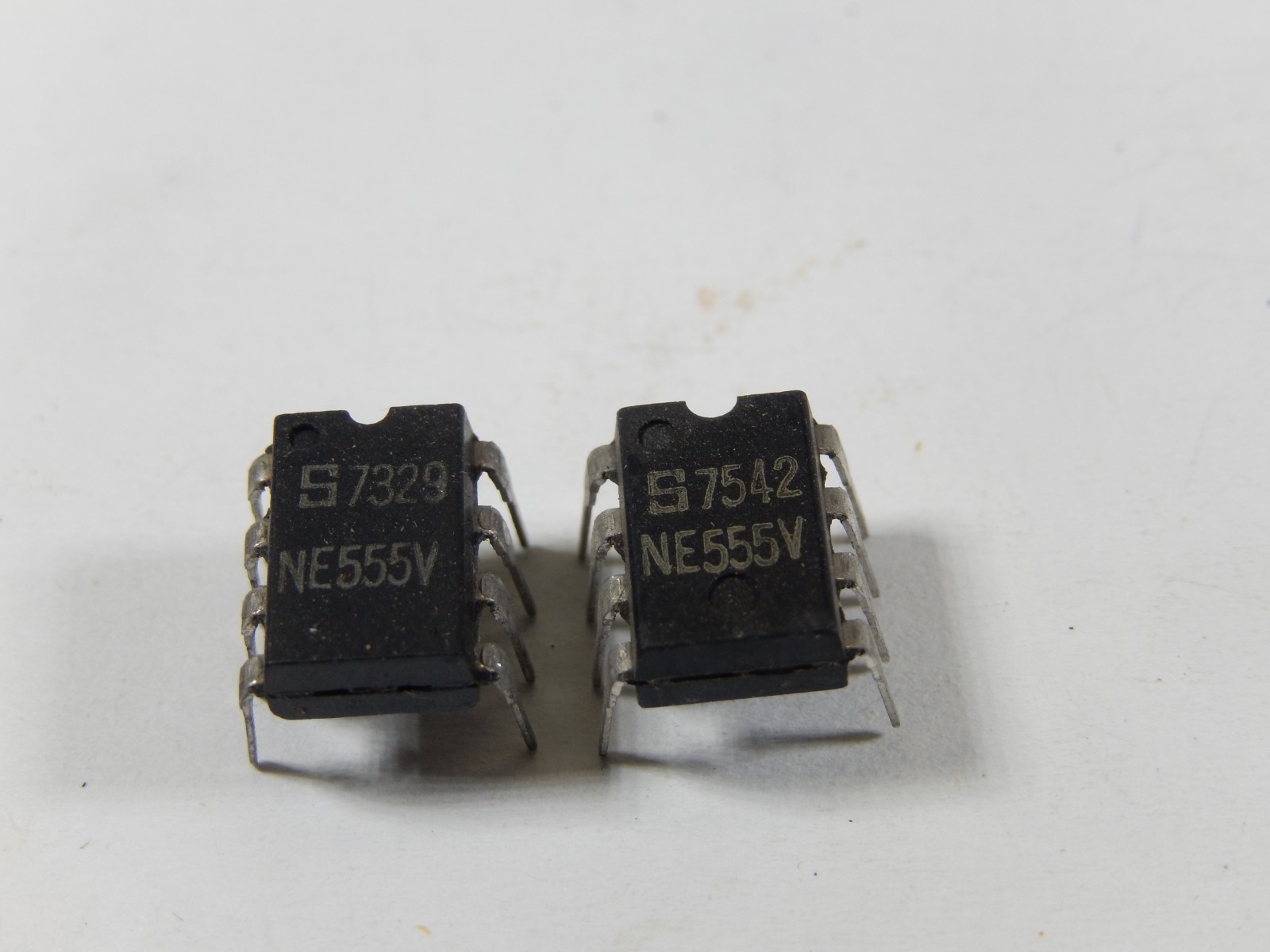 2pcs SIGNETICS NE555V TIMER DIP-8 PIN IC INTEGRATED CIRCUITS LOT DATE 7329&7542