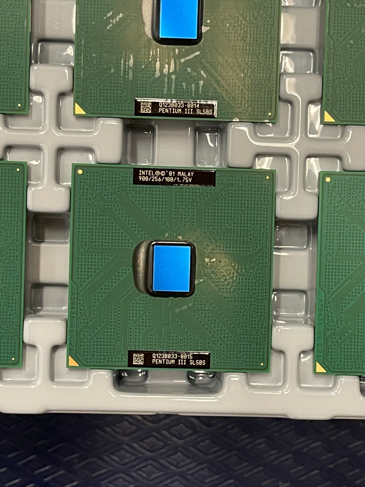 Vintage Intel Pentium III 900MHz/256K RB80526PY900256 SL5BS FC PGA 370 Gold Pin